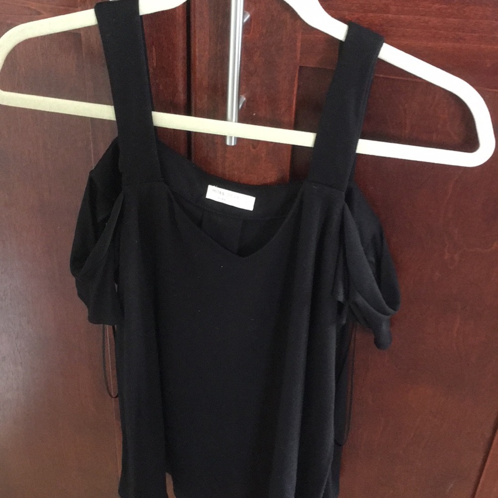 🔥NWOT Cut out shoulder top